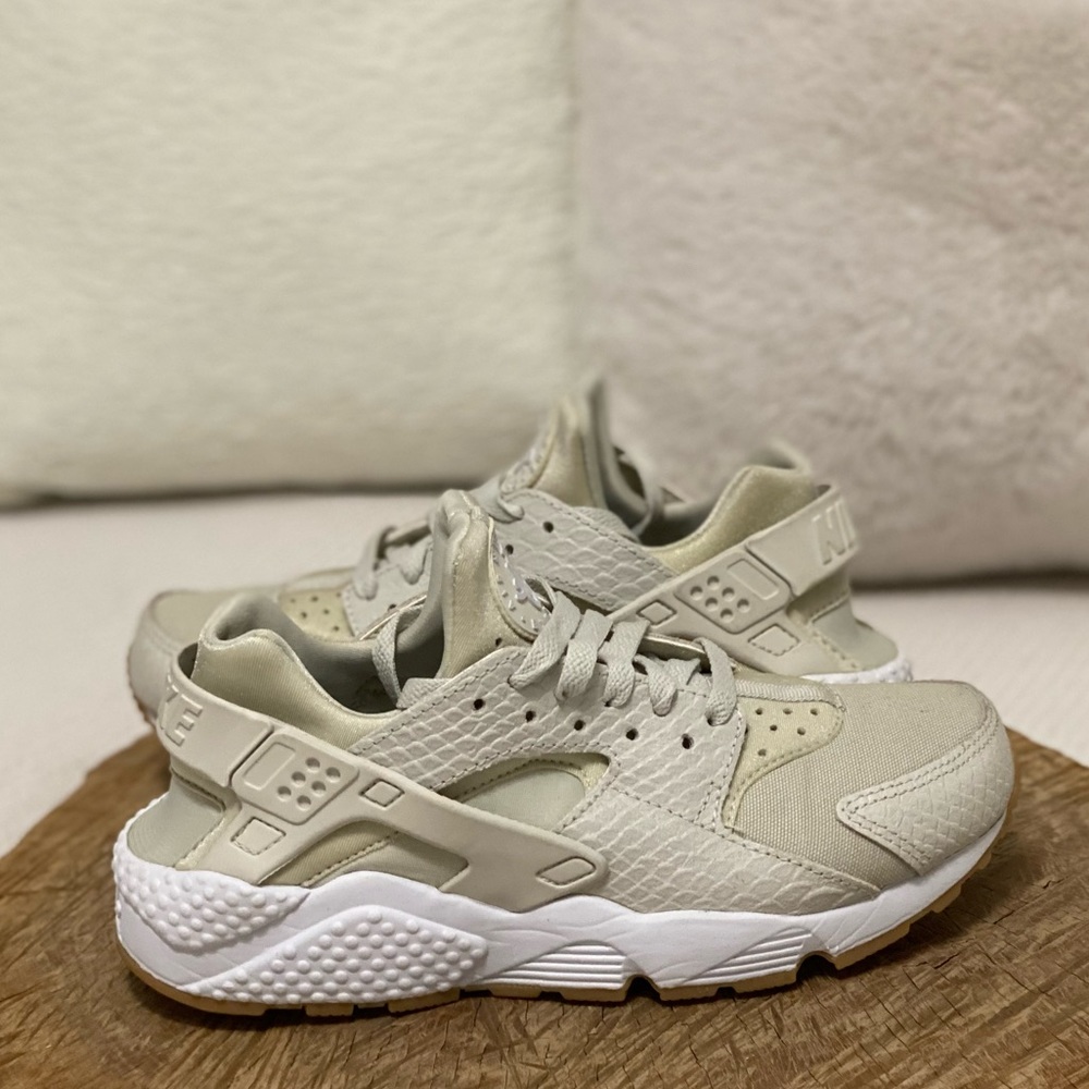 Nike Air Huarache Limited Edition Women’s Size 7.5 Premium Beige/Tan